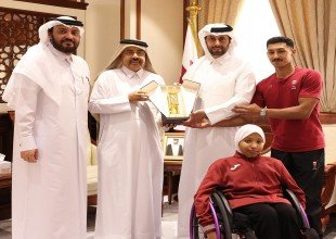 الاتحاد القطري لرياضة ذوي الاحتياجات يهدي درعه لوزير البلدية